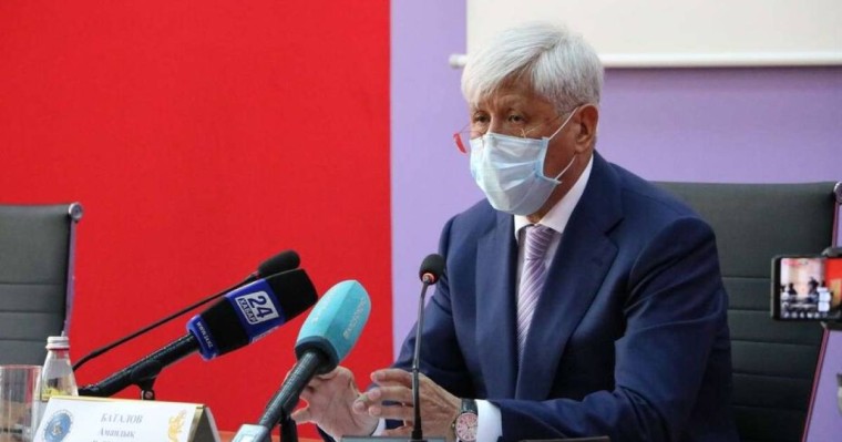 Ковид жұқтырған Амандық Баталов ентігу мен жүрек жетіспеу салдарынан Нұр-Сұлтанға жеткізілді