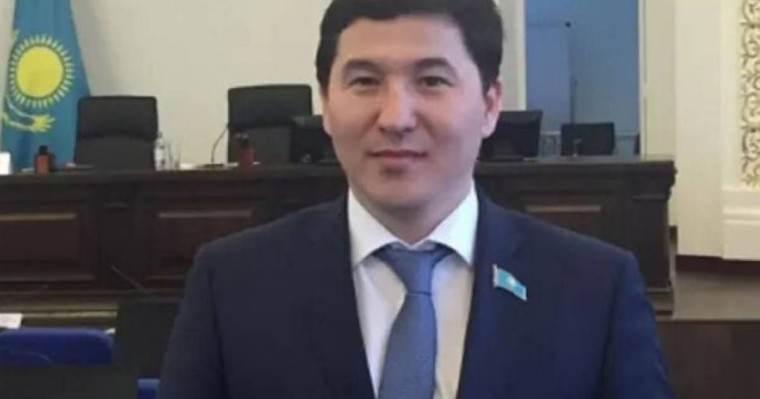 Он бес тәулікке қамауға алынуы тиіс экс-депутат әлі жазаға тартылмаған