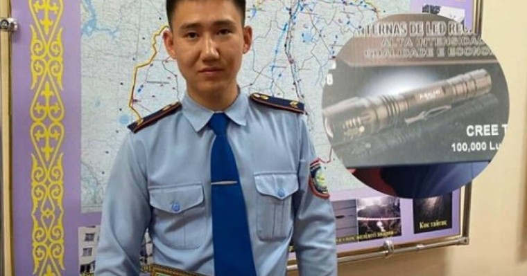 Оралда суға батқан екі баланы құтқарған полицей қолшаммен марапатталған