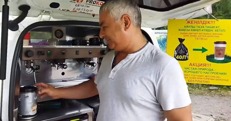 Бір қап қоқысты бір кофеге ауыстыр: Алматылық кәсіпкер жұртты сүйсіндірді (видео)