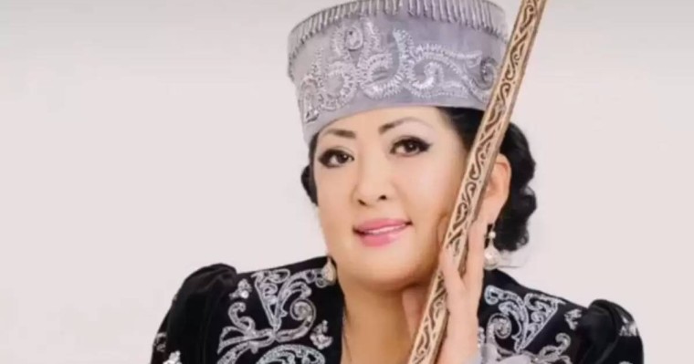 Мақпал Жүнісованы домбырамен ұшаққа тағы да кіргізбей қойған (ВИДЕО)