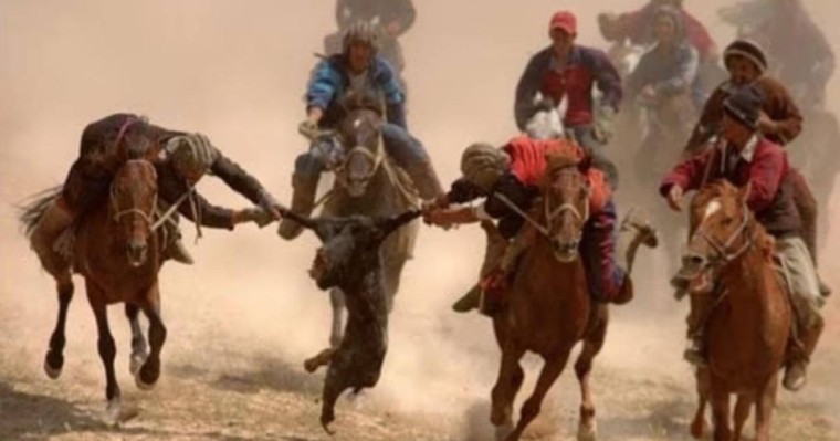 Алматы облысында бір топ адам тас жолда көкпар тартқан