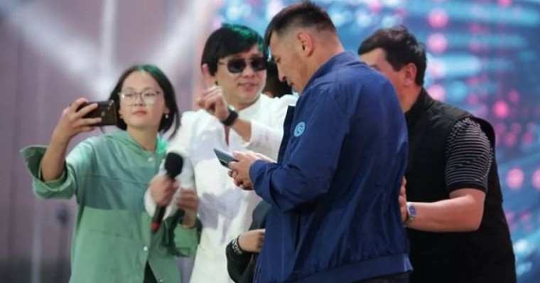 "Жабайылар": Павлодарда өткен концертте көрермендер Қайрат Нұртасқа қарай ұмтылған (ВИДЕО)