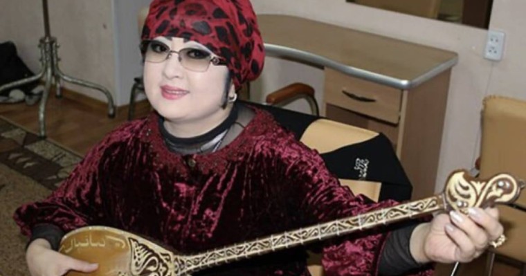 Мақпал Жүнісованы тағы да домбырамен ұшаққа жібермеді: FlyArystan әншінің шағымына жауап берілді