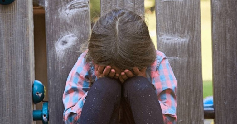 Астанада анасы қызын көшеде аяусыз тепкілеген: әйелді ата-ана құқығынан айыру талап етілді