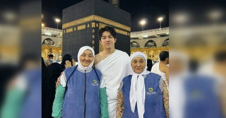 "Көптен бергі арманым": Димаш Құдайберген Меккеге аттанды