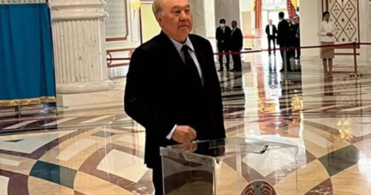 Назарбаев референдумда дауыс берді