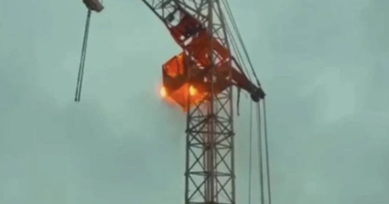 Қарағандыда құрылыстағы кран өртенді