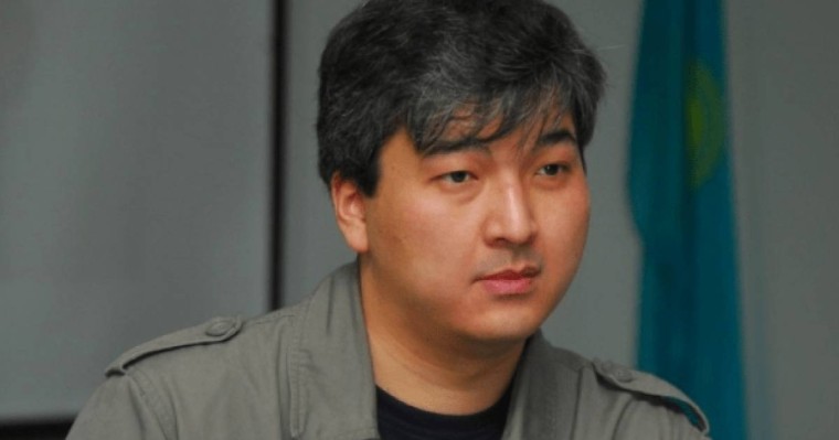 “Депутаттардың жұмысын халық бақылай алады”. Саясаттанушы депутаттарға чип орнатуды ұсынды