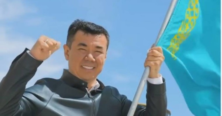 Қоянбаев Қазақстан туын елдегі ең биік ғимаратқа көтерді