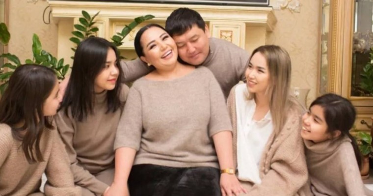 Алтынай Жорабаева өгей әкесіне жақтасқан қыздарына ұрсып тастады
