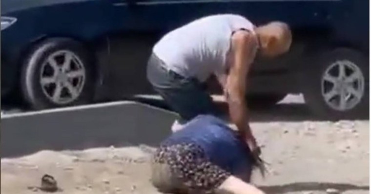 Алматыда ер адам тал-түсте әйелінің шашынан сүйреп, соққыға жықты (видео)