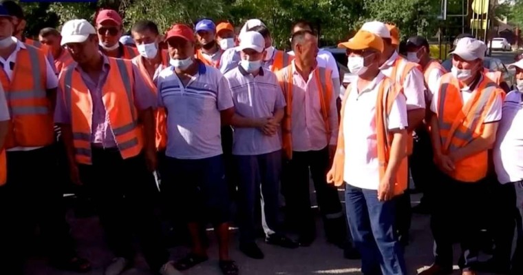 "Жалақымызды көтерсін": Шымкенттік теміржолшылар ереуілге шықты