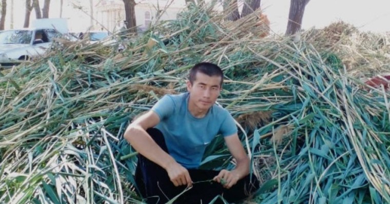 Батысқа шөп жеткізіп жатқан 24 жастағы Құрмет Талапқазы туралы не білеміз