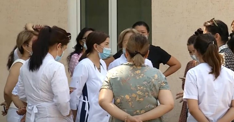 Алматыда 30 мың адамға көмек көрсететін емхананың 73 дәрігері жұмыстан кетпек