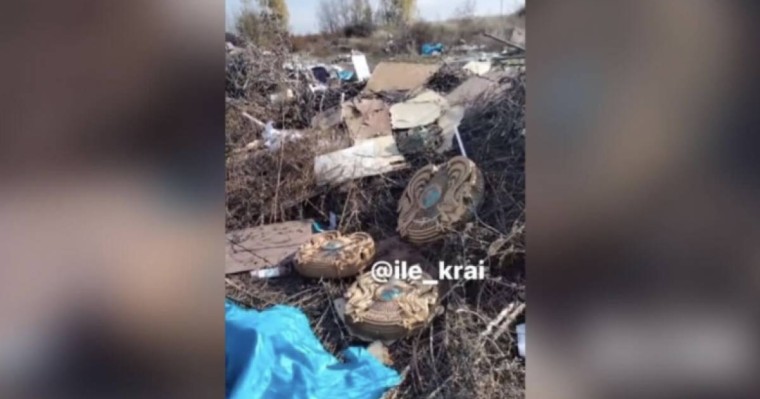 Қоқыста жатқан Елтаңбалар елдің ашуын тудырды