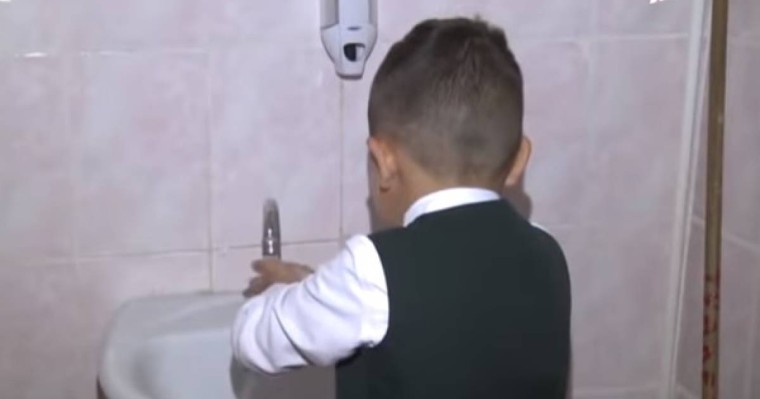 Ақтөбеде мектеп дәретханасында 7 жасар баланы 4 оқушы жабылып зорлаған