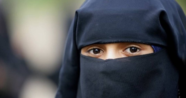 Иранда хиджабын шешіп тастаған қызға жұрт қолдау білдірді