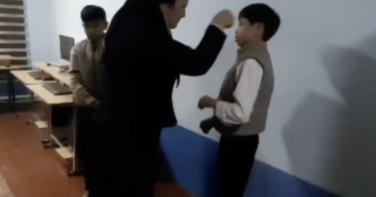 Желіде мектеп директорының оқушыларды ұрып жатқан видеосы тарады