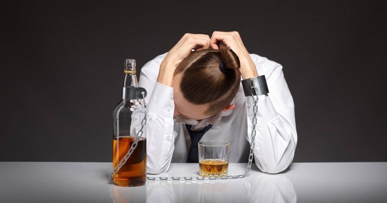 "Сахнаға ішімдік ішіп шыққан жастарды абақтыға жабу керек!" - қоғам жанашыры