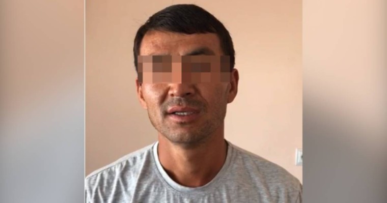 Балаларды қабығымен қарбыз жеуге мәжбүрлеген ер адам ұсталды