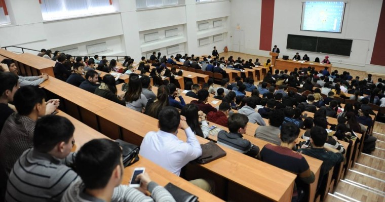 Студенттерге ақша төлеп, референдумда бақылаушы болуға үгіттеп жатыр