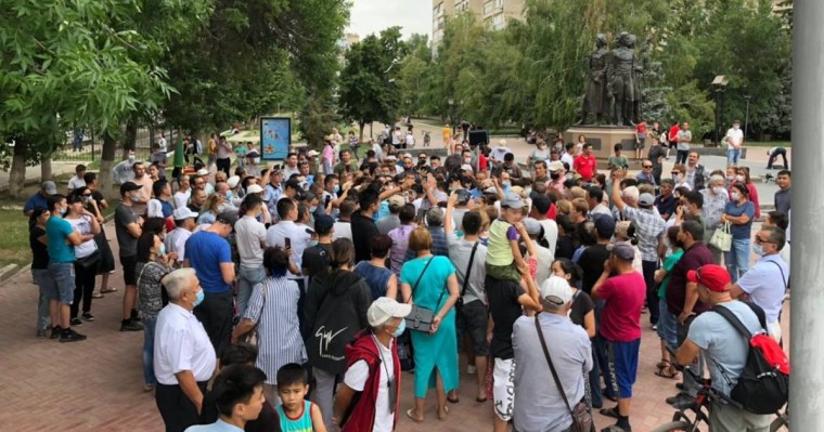 Оралда вакцинацияға қарсы наразылық білдірушілер алаңға шықты