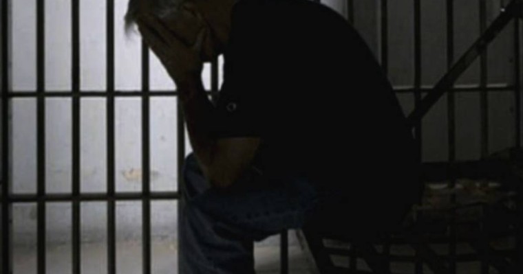 Туған қызын зорлаған Павлодарлық азамат өз көзін ойып алды