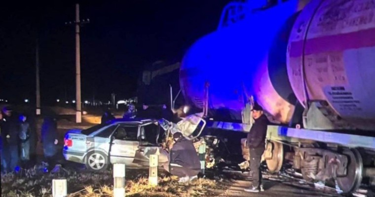 Ақмола облысында пойыз бен көлік соқтығысып, үш адам қаза тапты