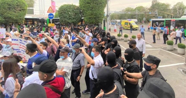 «Назарбаев кет!». Алматыда митингке жиналғандарды полиция қоршап алды