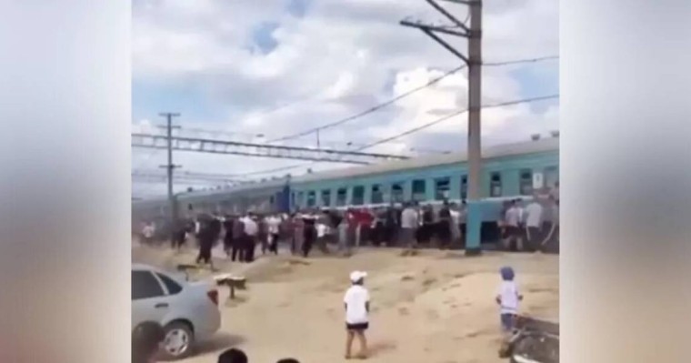 Атырауда жүріп бара жатқан пойызға “шабуыл” жасалған (видео)