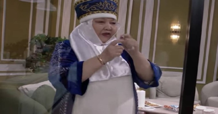 «Қарттар үйіне тапсыратын кемпір екен»: Аяқ киімімді келінім кигізеді деген ене елден сөз естіді (ВИДЕО)