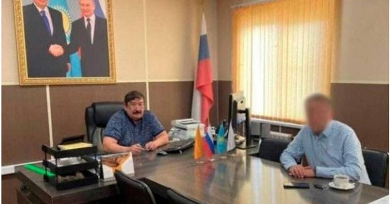 Жұмыс бөлмесіне Ресей туын қойған директордың басы дауға қалды