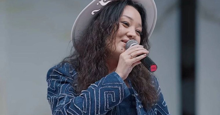 "Ерлі-зайыптылар бір-бірінен демалып тұруы керек": Мархаба Сәби трендке айналған әндерінің тарихын айтты