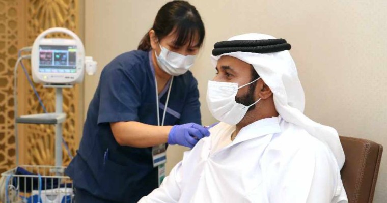 БАӘ-де COVID-19 қарсы ең көп вакцина егілді - Bloomberg