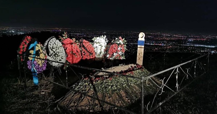 Жалпы зиратқа жатпайтын ол кім: Алматылықтар Құлыбаевтың анасы жерленген жерге наразы