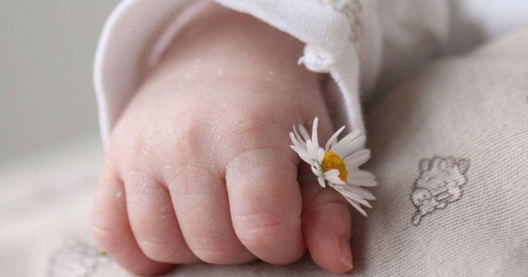 Өзбекстанда ер адам өзінің нәресте қызын сатуға шығарған