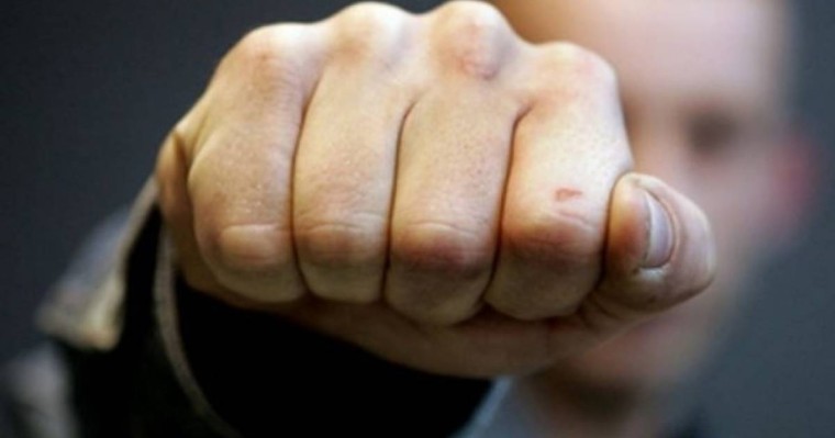 Шымкентте ер адам жұрттың көзінше әйелін соққыға жықты