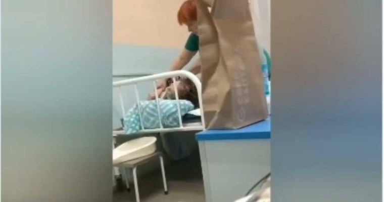 Медбикенің науқасты аяусыз ұрып жатқан сәті видеоға түсіп қалды