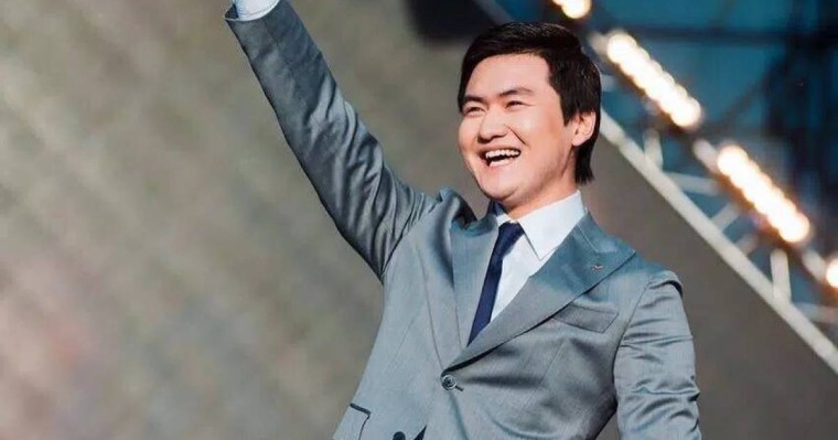 Полицей әнші Төреғали Төреәліні концерт кезінде ұстап алған (ВИДЕО)