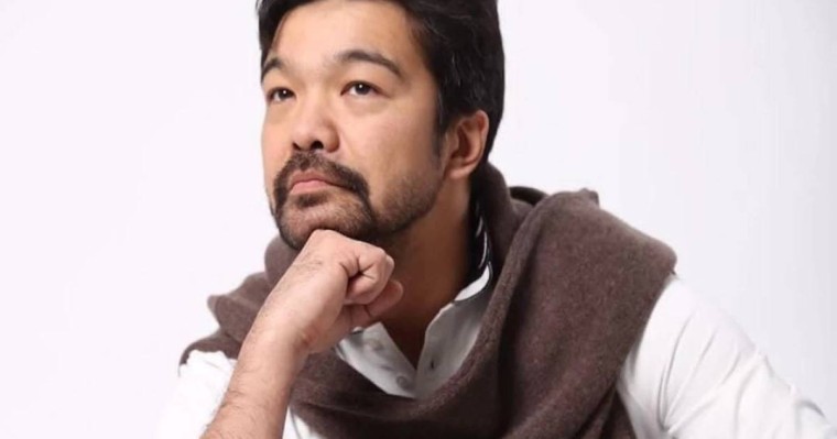 "4 жасынан белдікпен сабайтынмын": Актер Азиз Бейшеналиев өгей баласына жақсы әке бола алмағанын айтты