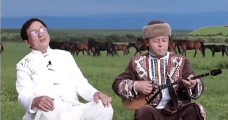 Джеки Чан домбыраға қосылып қытайша ән айтты