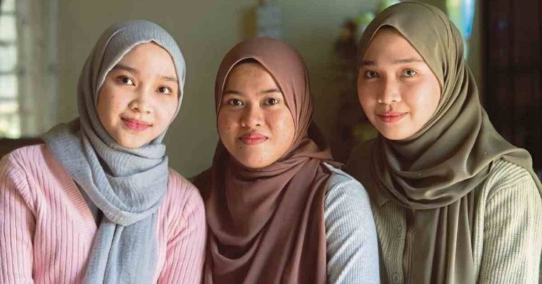 Бір-бірін ешқашан көрмеген егіз қыздар күтпеген жерден кезікті