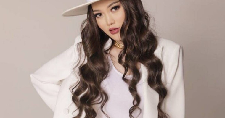 Ерке Есмахан тағы бір жас жігітпен көзге түсті (фото)