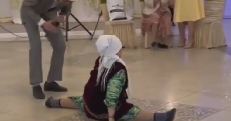 Желі қолданушылары тойда шпагатқа отырған әжеге таң қалды