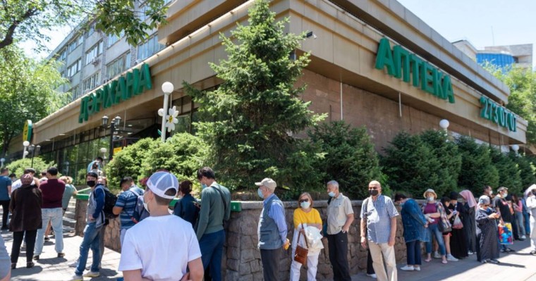 Вирус жұқпай ма: Алматыда дәріхана алдындағы кезек жұртты шошытты (ФОТО)