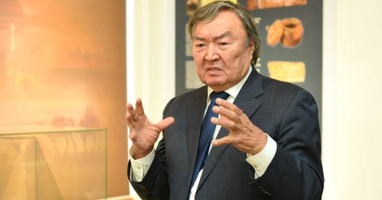 Олжас Сүлейменов: орыс тілі қазақ тілімен бір статуста қалуы керек