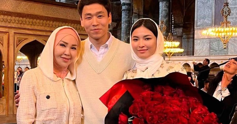 «Келінді болдым»: Айнұр Тұрсынбаева ұлын үйлендірді