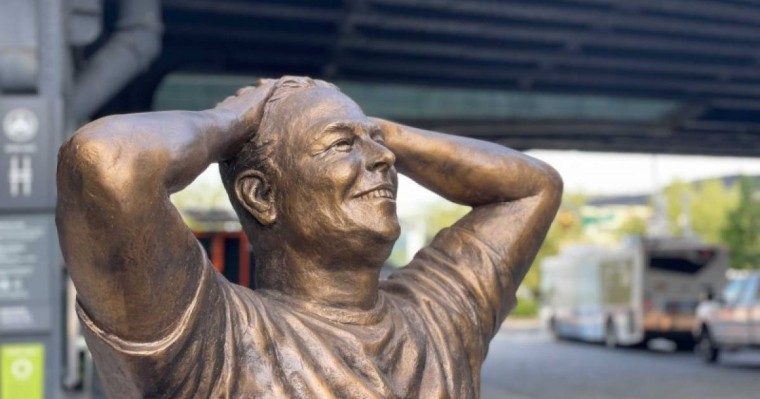 Нью-Йоркта Илон Масктың 50-жылдығына орай мүсін қойылды