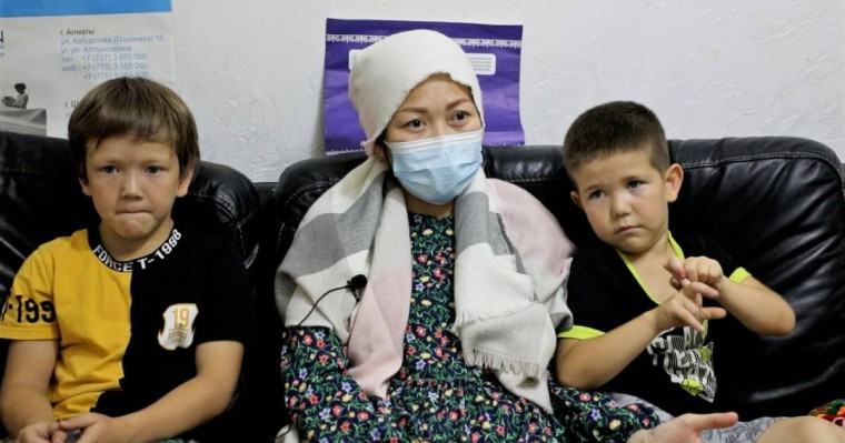 Алматыда қатерлі ісікке шалдыққан ананың төрт баласы аш отыр